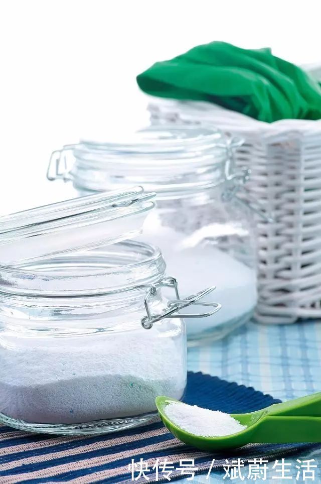 下水道堵了,她随手丢进两块药片,不到1分钟就疏通了