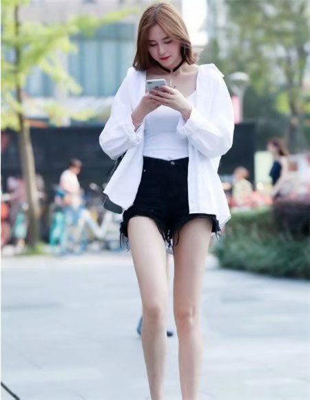 街拍：白色上衣搭配牛仔短裤，小巧的面颊，看起来非常漂亮