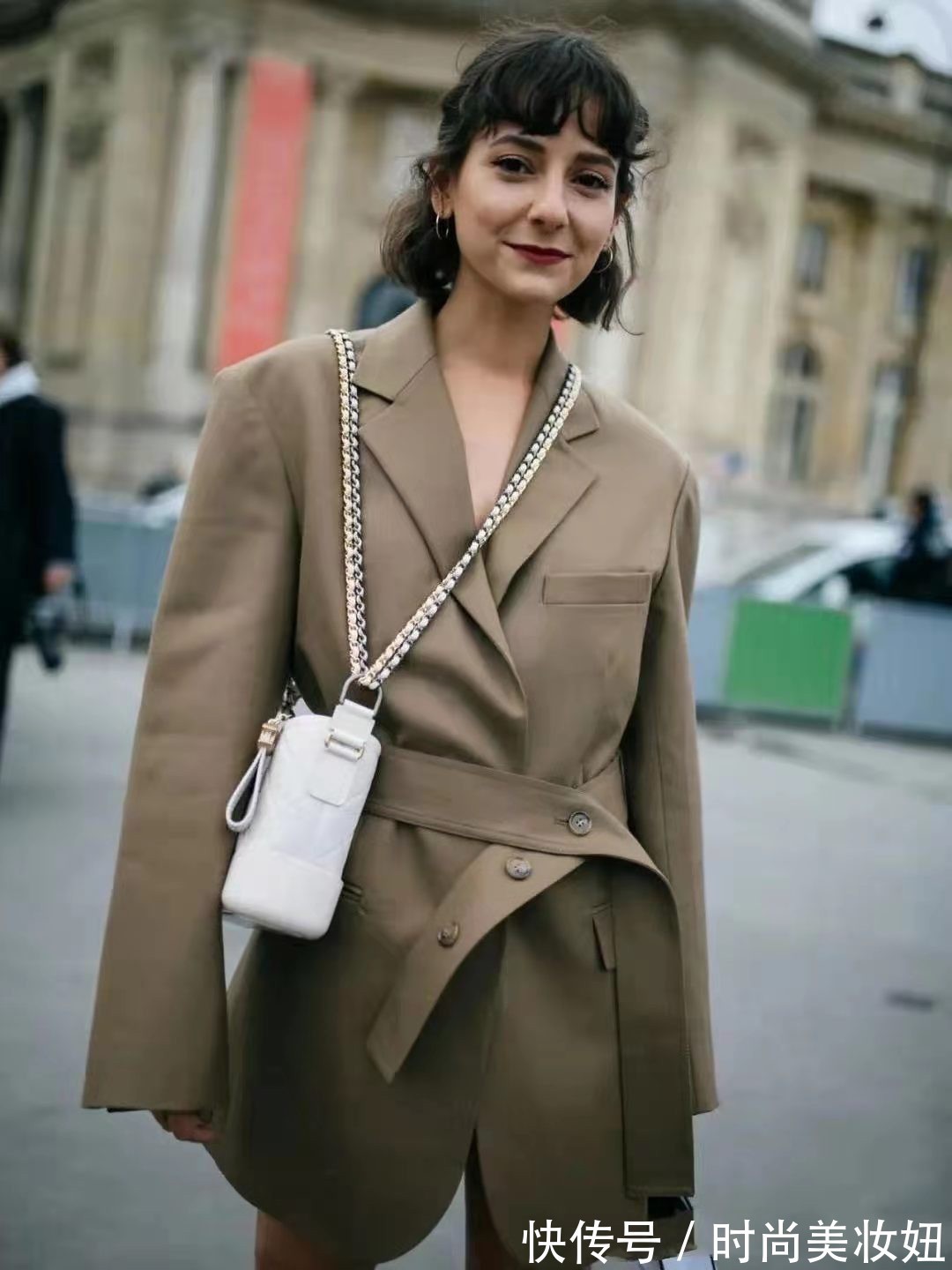 气质|秋冬万能的“媚茶色”,不费力就穿得气质又显贵,适合40岁女人