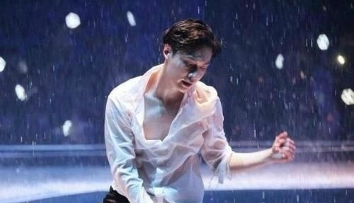 偶像練習生|張藝興楊紫錄制《向往的生活》，兩個手分別抓住左右護欄