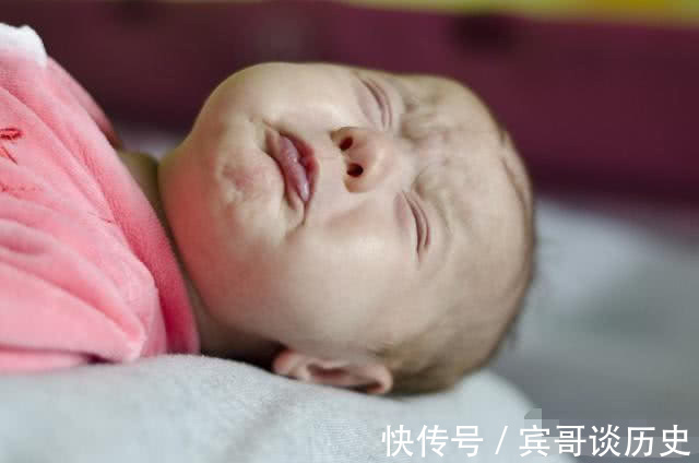 十个月|宝宝抱着睡的香，一放下就哭闹，这是怎么回事？看完你就知道了！