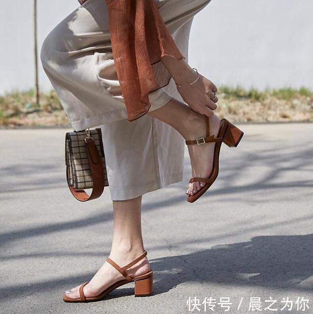 pu 一字带露趾凉鞋,稳固粗跟设计,展现女人自信气质