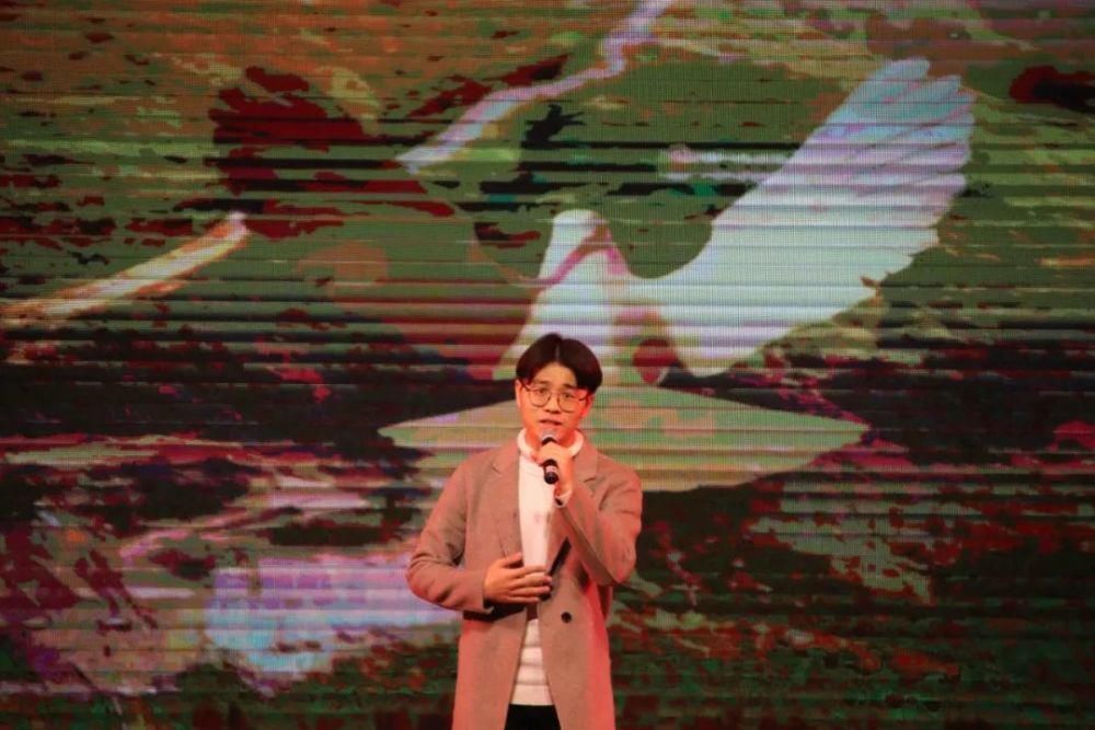 冬天的第二场雪和今晚的校园歌手大赛更配噢~