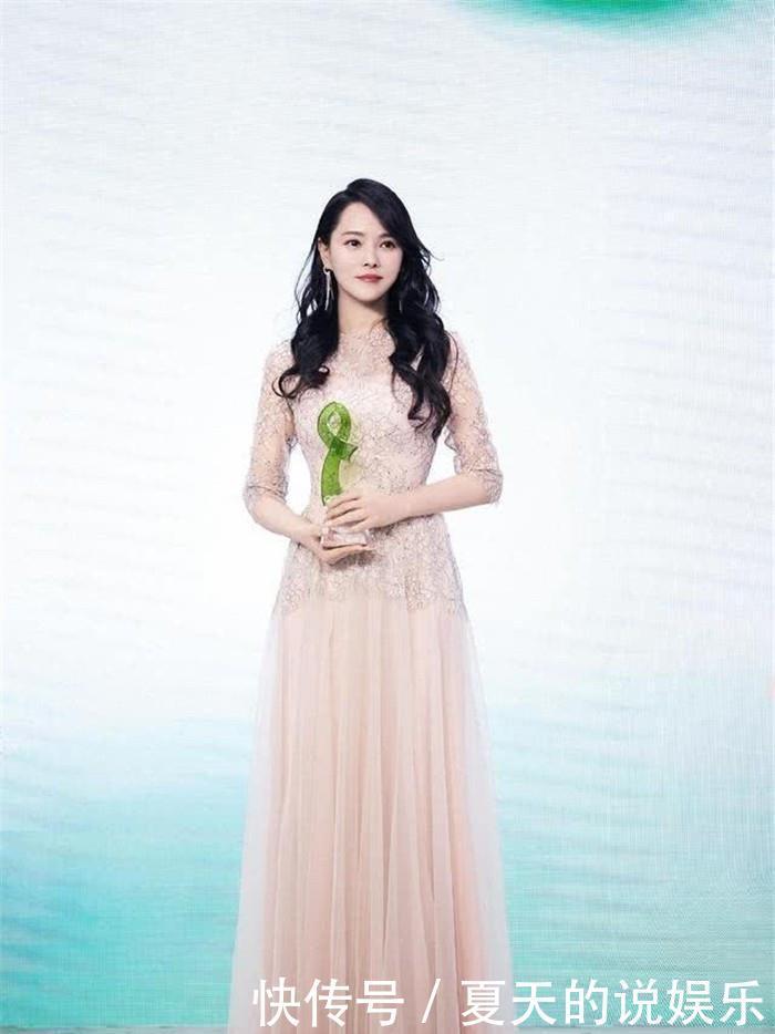 减龄|50岁左右的女人,发型不要留羊毛卷和碎发头,这些更洋气