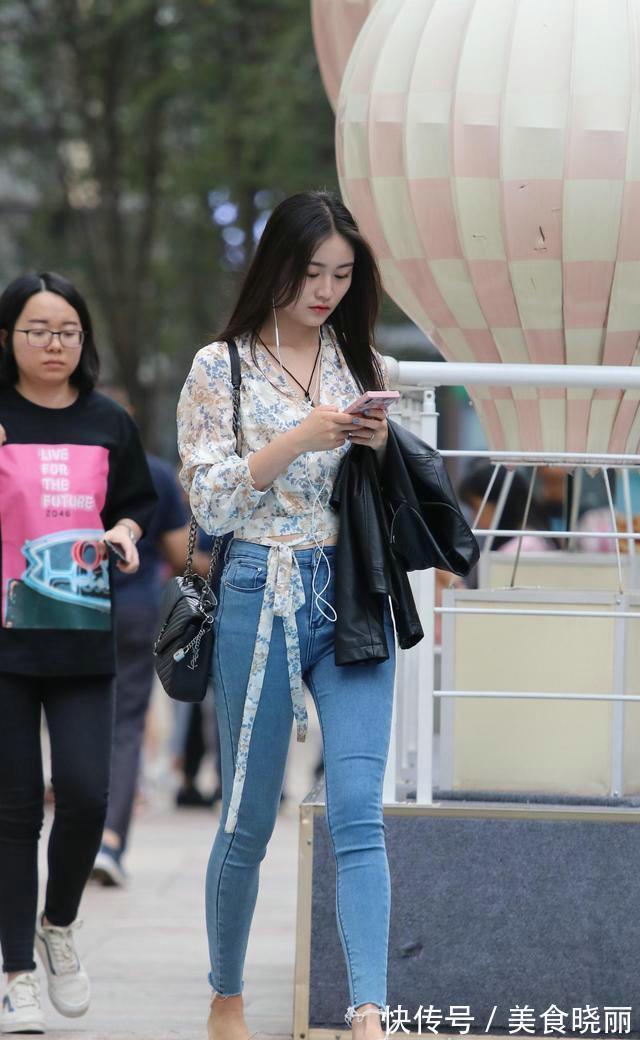 小姐姐|百搭的牛仔裤,配白色一字肩,清凉时尚又简约,美丽又大方