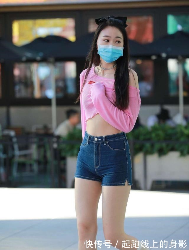 牛仔短裤 时尚潮流的穿搭,粉色一字肩上衣搭配牛仔短裤,青春活力四射!