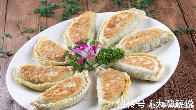 做韭菜盒子时,学会这个技巧,韭菜不出水,韭菜盒子更鲜嫩美味