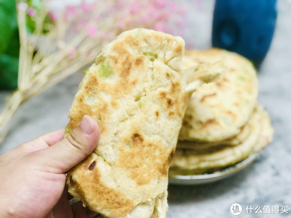 馒头|入秋天凉了,发面别再蒸馒头,放点葱花烙大饼,比肉夹馍还好吃