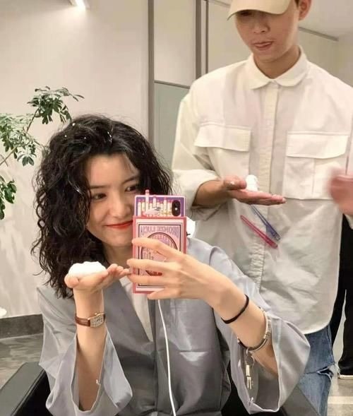 湿发 烫了羊毛卷不会打理?简单的湿发造型一学就会,发型时髦又洋气