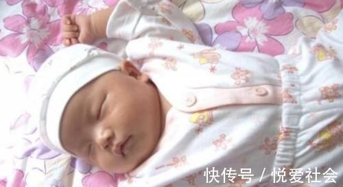 发育|宝宝“投降式”睡姿火了,背后原因却很少人知道,宝妈提前了解