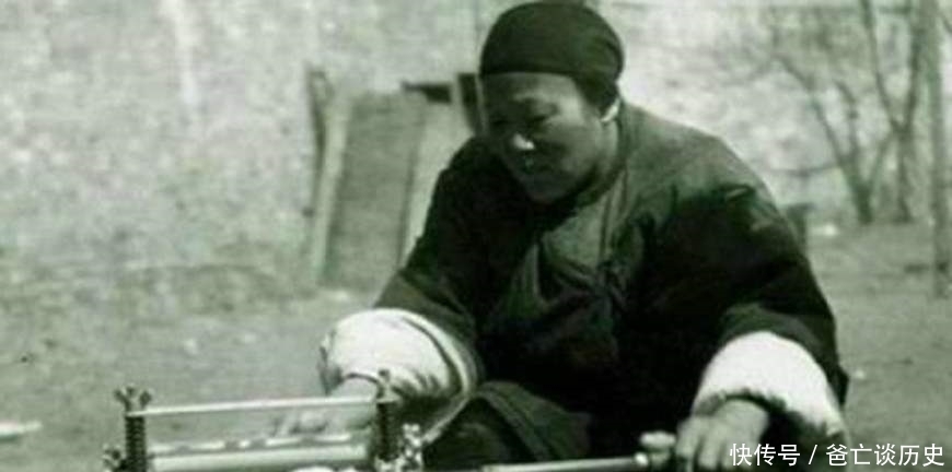 斩首示众|清朝老照片:图一简直是丐帮帮主的气势,看了图二才知道原来斩首示众是这样