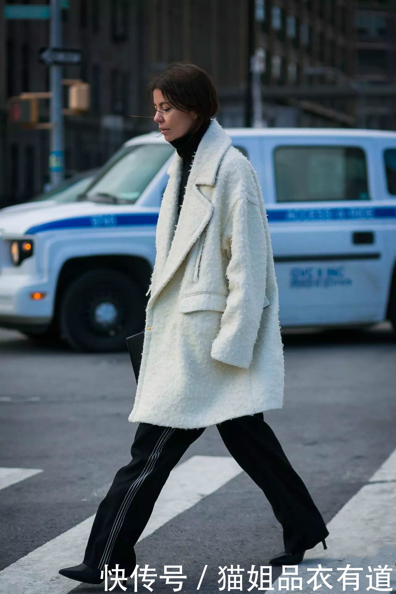 臃肿|大衣羽绒服里穿上这几件内搭,简单又顺眼,脱下外套更迷人