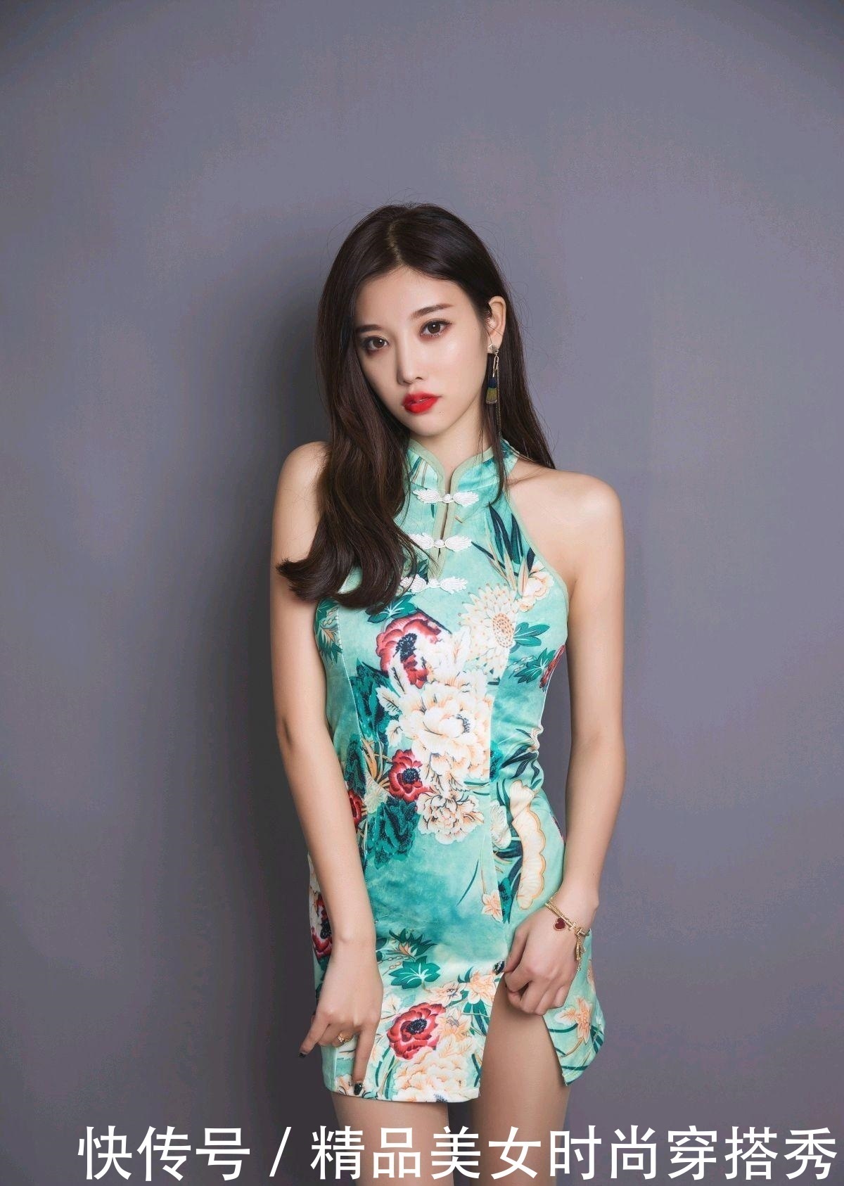 改良版 小姐姐一袭改良版短款旗袍搭配白色高跟鞋,魅力十足