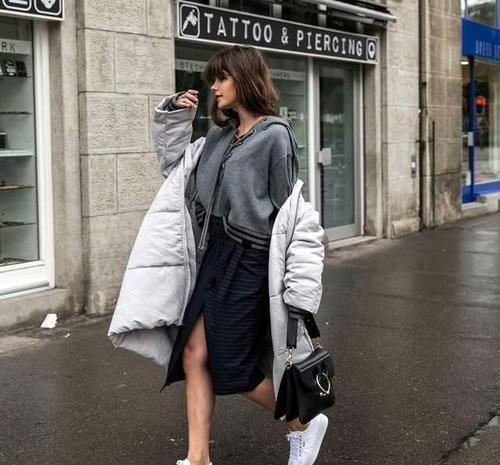 最近火了一种穿搭，叫做“羽绒服+短裙”，最适合小个子，很显高