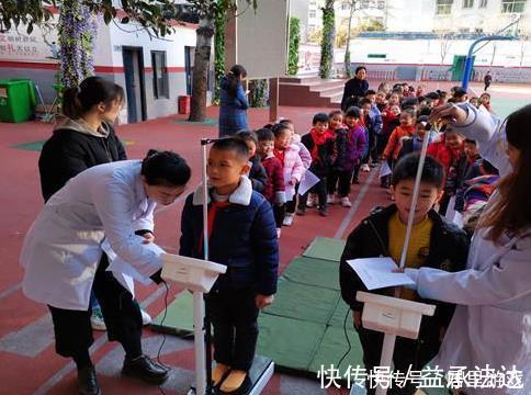 发育|8岁男孩缺钙不长个,父母不知,身体停止发育,医生:家长太疏忽