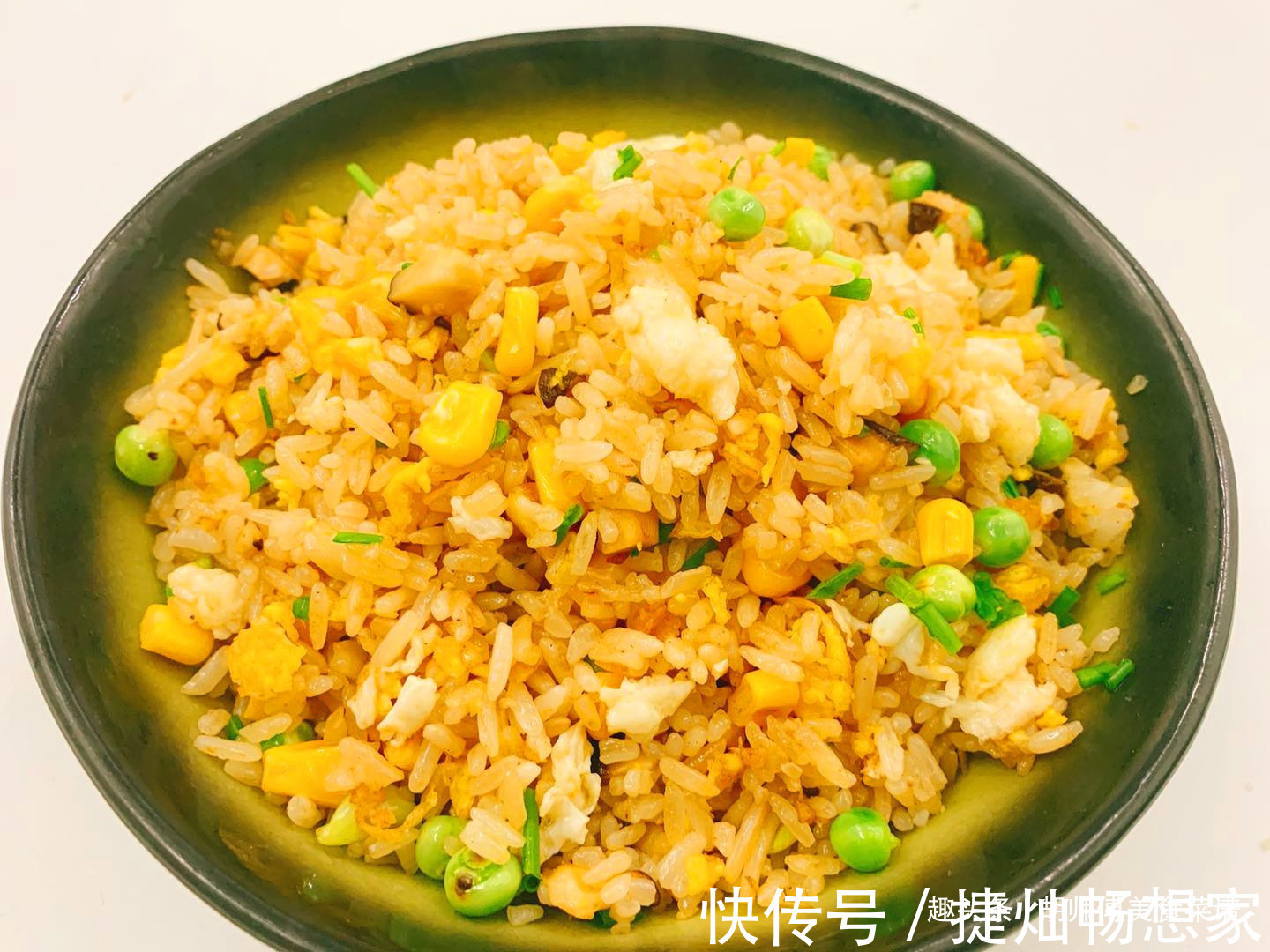 此4种素菜一起炒饭，太香了，百吃不腻，第一次做大家抢着吃