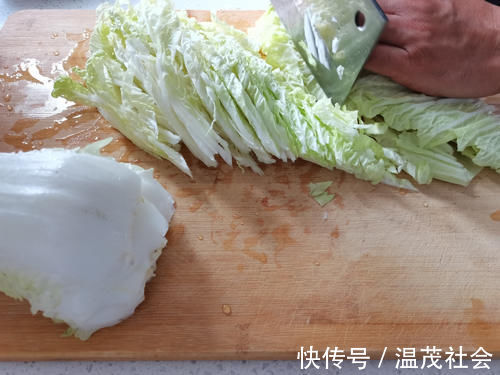 每年冬天我家就爱吃这素包子，5元钱蒸一锅，一口气吃7个