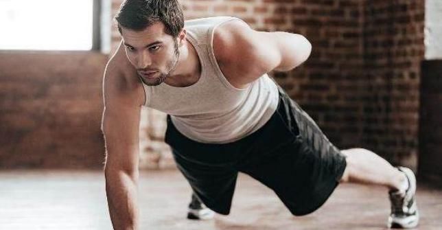 俯卧撑|男人45岁之后,还能做到4个动作就偷着乐吧,说明身体素质还不错