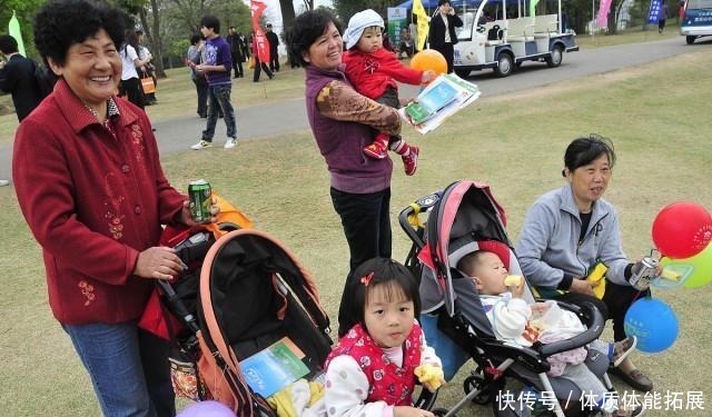 妈妈|46岁妈妈偶遇46岁奶奶,明明是同一年龄,差距却一目了然!