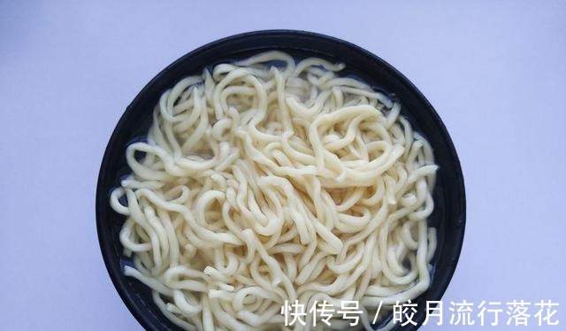 多汁|教你一道炸酱面，经典的味道，筋道的口感，酱香浓郁，美味多汁！