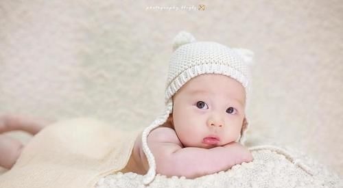 一个月|萌娃看到一个月未见的妈妈,激动成“表情包”,娃多大能认出妈