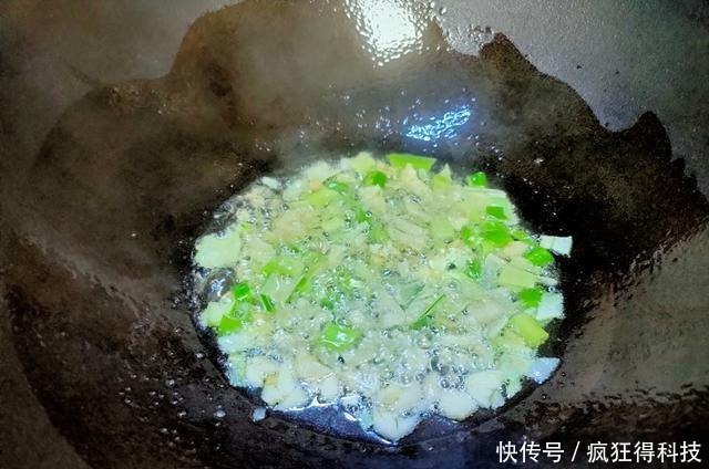  最近，我家迷上这道菜，8元炒一大盘全家人吃开心，味真鲜