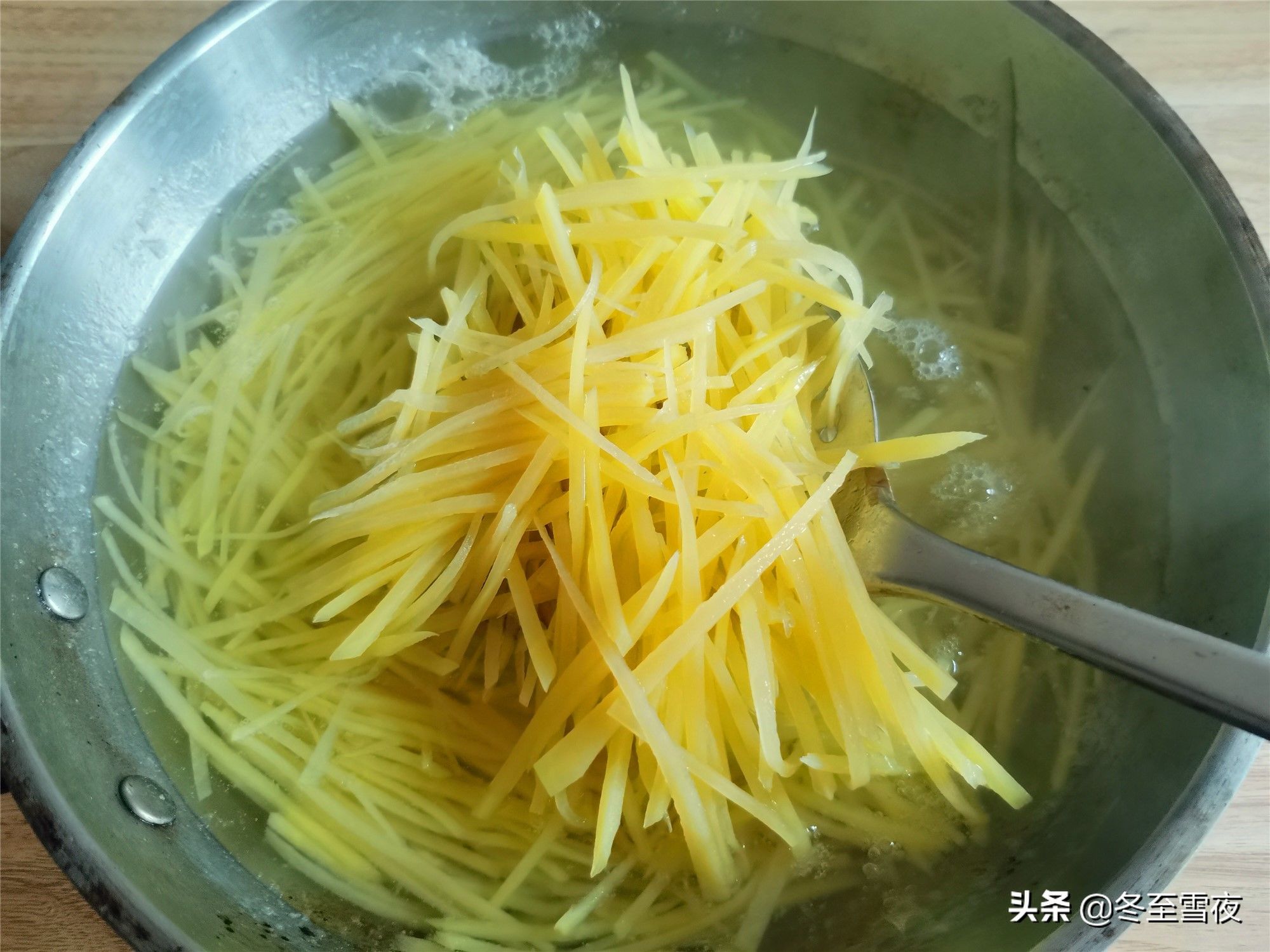 花椒油|在家做凉拌土豆丝，记得这两步不能少，土豆丝吃着清爽，口感脆嫩