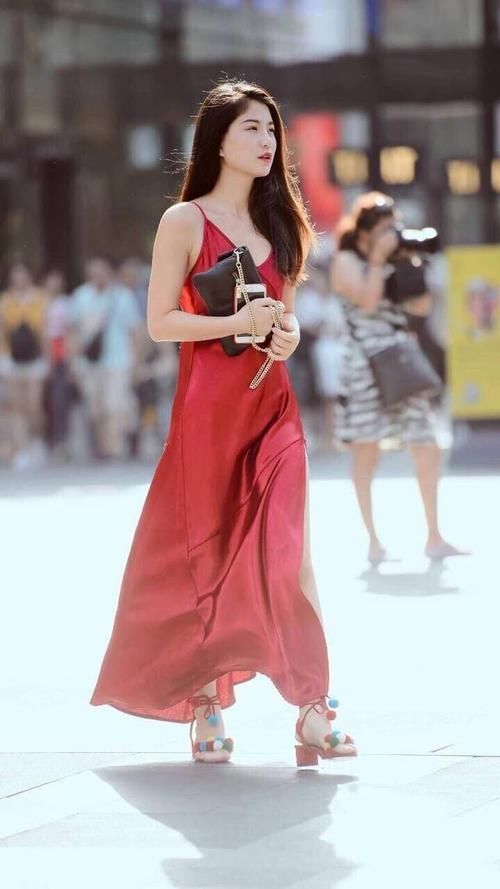 身穿|高挑美女身穿一身红色风衣,让她的完美身材完全突显出来了