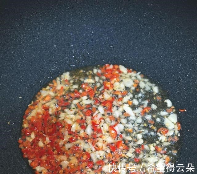 维生素b1|3块钱就能做的蚝油金针菇，香辣开胃，做法简单，10分钟就上桌！
