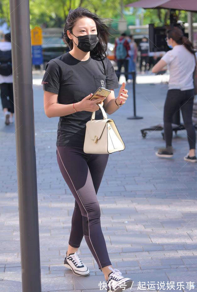 穿搭 打底裤配合黑色短袖，上身很有时尚感，凸显满满的女人味