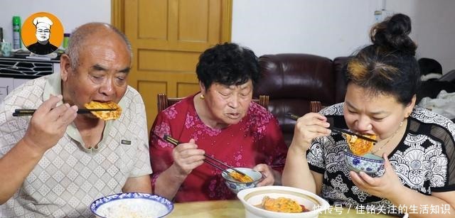 上桌|1块豆腐,4个鸡蛋,简单一做,实在太香了,上桌一会就扫光!