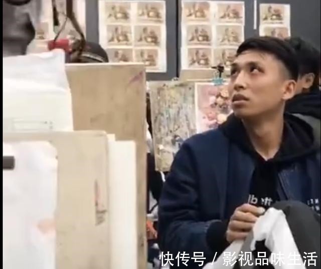 眼镜!美术生上课偷睡觉,在脸上画“双重保险”画假眼睛还戴了假眼镜!