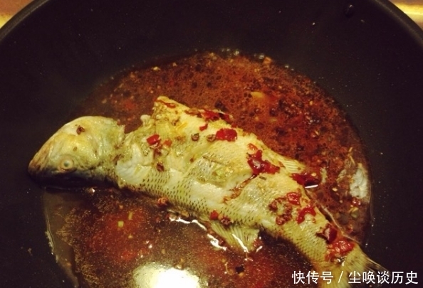 去鱼鳞别再用菜刀！大厨教你，加一些它，鱼鳞自己往下掉，好用！