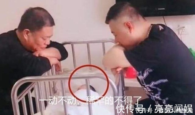 老人们|家里“独苗”刚出生,爷爷外公凝视半小时不动,网友:以为是照片