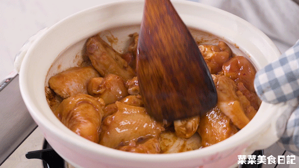 却不是当地小吃的，得知要10万加盟费后，先吃干锅鸡肉