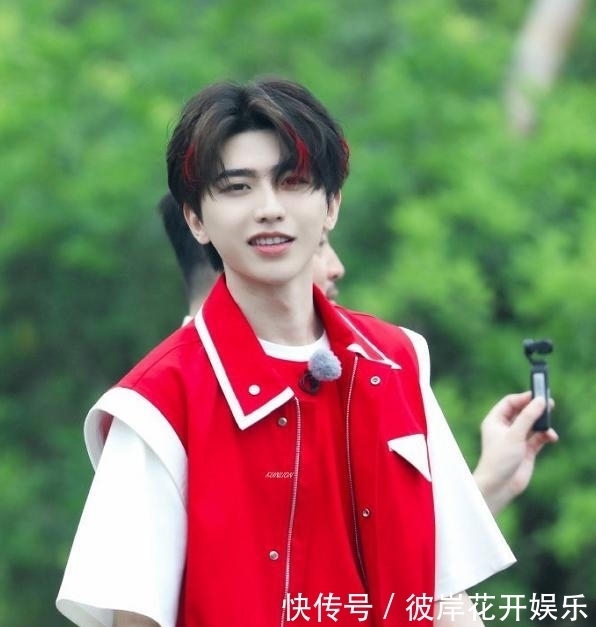 豪门 有种“豪门姐弟”叫baby蔡徐坤,弟弟染红发,姐姐也不甘示弱