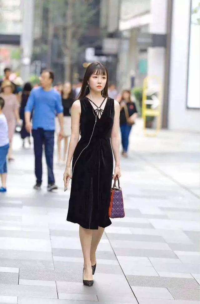 高跟鞋|身穿条纹上衣,搭配一条高腰的短裤,清新时尚帅气