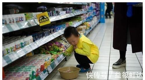 家长们|孩子在超市里打碎一盒鸡蛋,店员要求10倍赔偿,母亲的做法被称赞