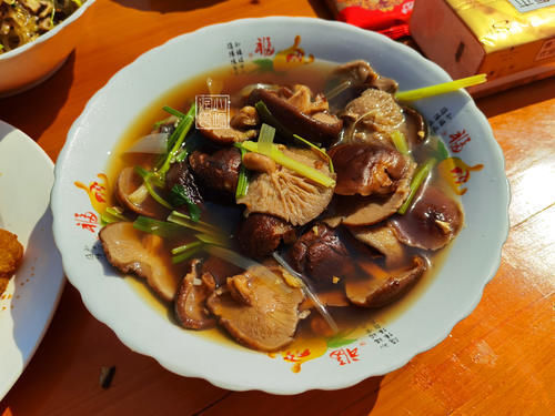 賓客們|參加農(nóng)村二舅60歲壽宴,隨了500元祝壽,18道菜剩大半:不敢恭維