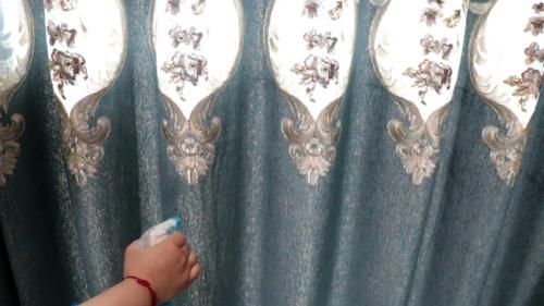 家里窗帘脏了,别再卸下来洗,教你这样清洗,简单省时又干净