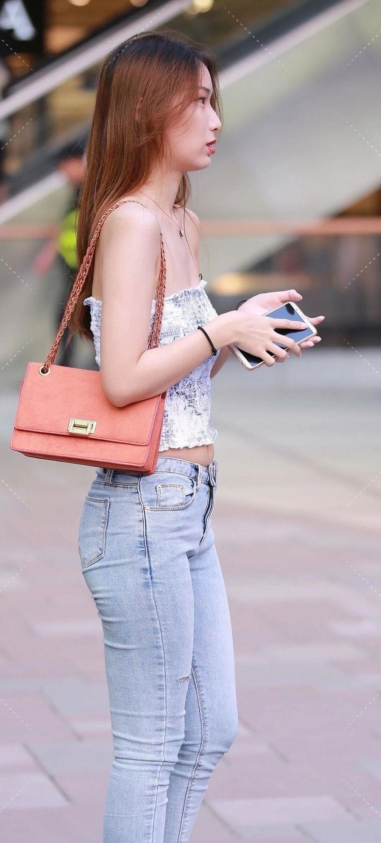 时尚 时尚:别再“露脚踝”了,如今流行“铅笔裤”,青春时尚又显高!