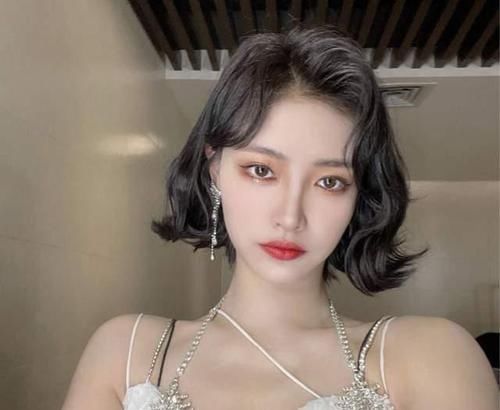 最近火了一种穿法叫，“卫衣+衬衫”，时髦显瘦，明星都上头了！