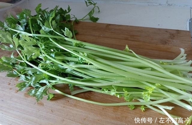 多汁|猪肉芹菜馅儿水饺,怎么调才好吃?大厨教你3招,鲜嫩营养又多汁
