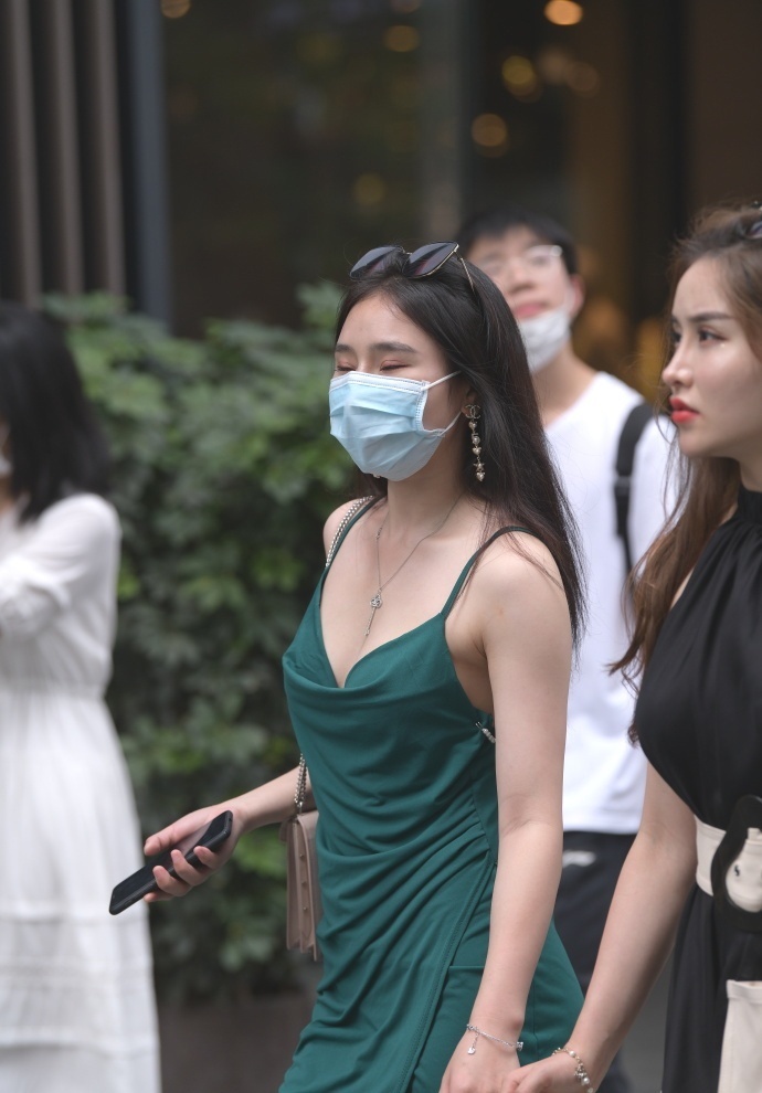 女生 时髦女生的开叉裙，搭配简单，既有身材又有气质！