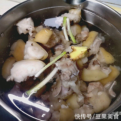 说起家常菜,莲藕炖猪蹄不能少