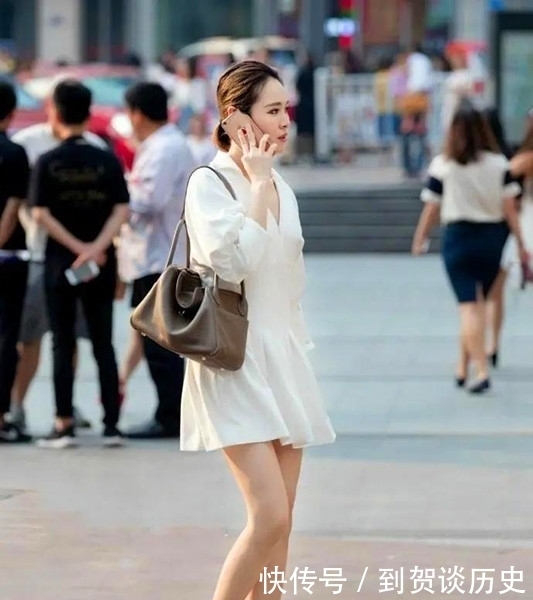 白皙|时尚靓丽的街头美女,靓丽的颜值和白皙的肌肤非常吸引关注