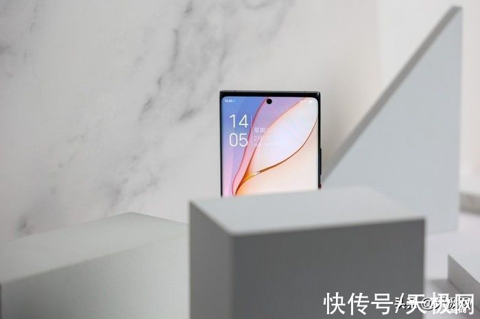 努比亚Z40Pro|努比亚Z40 Pro星际黑图赏：舒适轮廓，星光美学