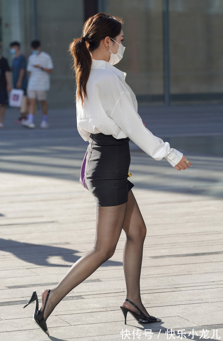 身材高挑 黑与白的通勤装穿搭,自然少不了长筒袜的搭配,既优雅又时尚稳重