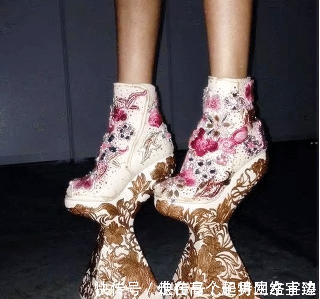 舶来品 中国人都觉得高跟鞋是一种舶来品,殊不知千年前中国就有了高跟鞋