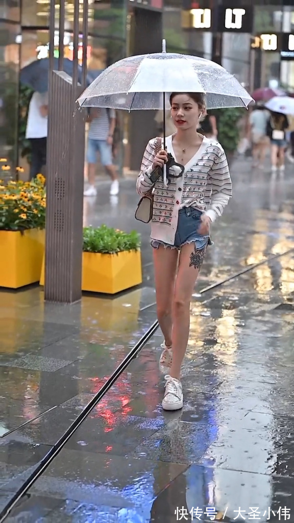 锁骨|美女街拍:白色针织衫+牛仔短裤,展示出小姐姐无尽好气质,锁骨迷人有魅力